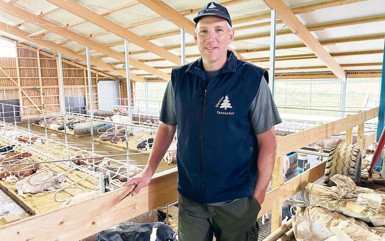 Mathias Roth erklärt sein Stallbaukonzept mit 120 Stallplätzen. Es besteht aus sechs Reihen Liegeboxen. Die zwei Fressachsen befinden sich an den Aussenseiten. Die Stallgänge reinigt ein Entmistungsroboter. 