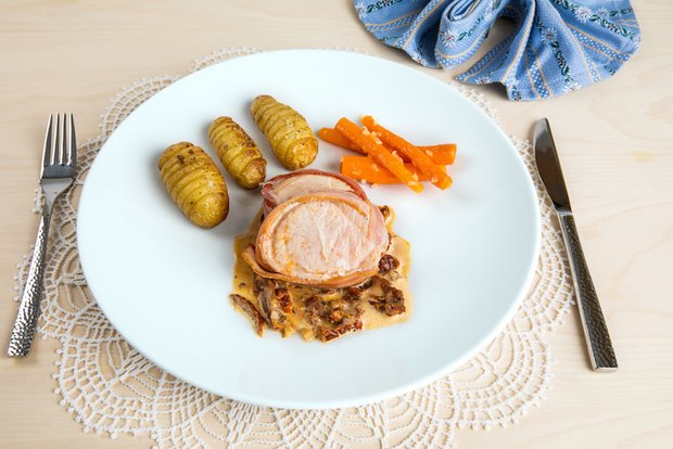 Trutenfiletmedaillon mit Chammesauce, Kartoffelfächer und Rüebli. (Bild Ueli Christoffel/SRF)