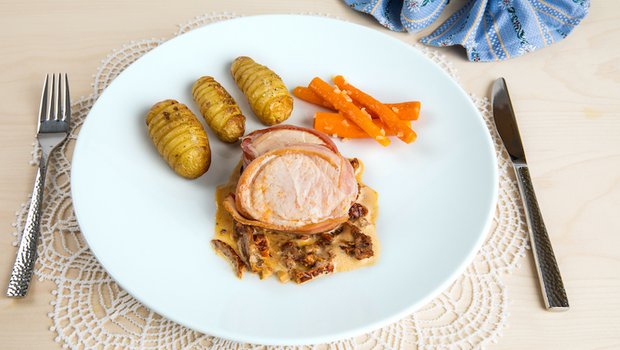 «SRF bi de Lüt Landfrauenküche»: Die Hauptspeise von Anita Estermann Trutenfiletmedaillon mit Chammesauce, Kartoffelfächer und Rüebli. (Bild Ueli Christoffel/SRF)