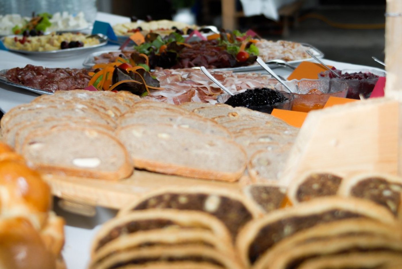 Das Buffet: Am 1.-August-Brunch der Dreh- und Angelpunkt für die Gäste und die Helfer. (Bild BauZ)