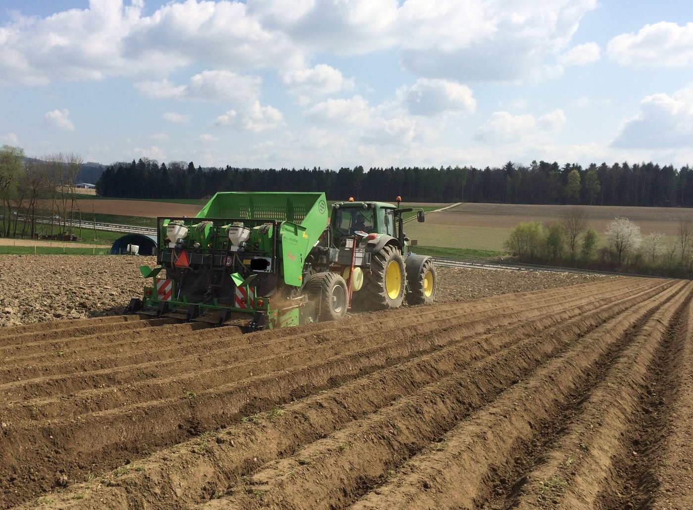 Die Bodenbedingungen für das Legen der Kartoffeln sind gut. Aufgrund der momentan trockenen Witterung ist der Boden tragfähiger. Dennoch bleibt zu bedenken, dass je nach Parzelle unterschiedliche Bodeneigenschaften herrschen. (Bild David Perler)