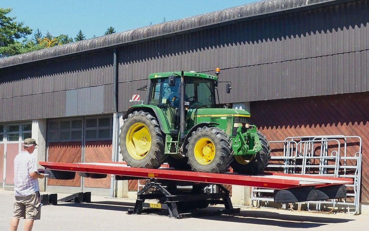 Geschicklichkeit gefragt: Der Traktor auf der Wippe musste so lang wie möglich im Gleichgewicht gehalten werden.