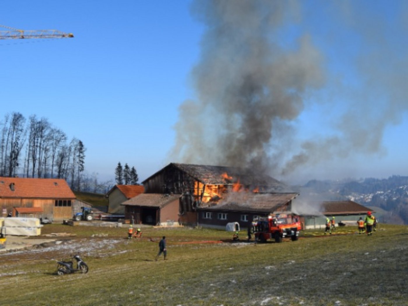 Der Sachschaden beträgt mehrere hunderttausend Franken, wie die Polizei in einer Mitteilung schreibt. Die Brandursache wird derzeit noch untersucht. 