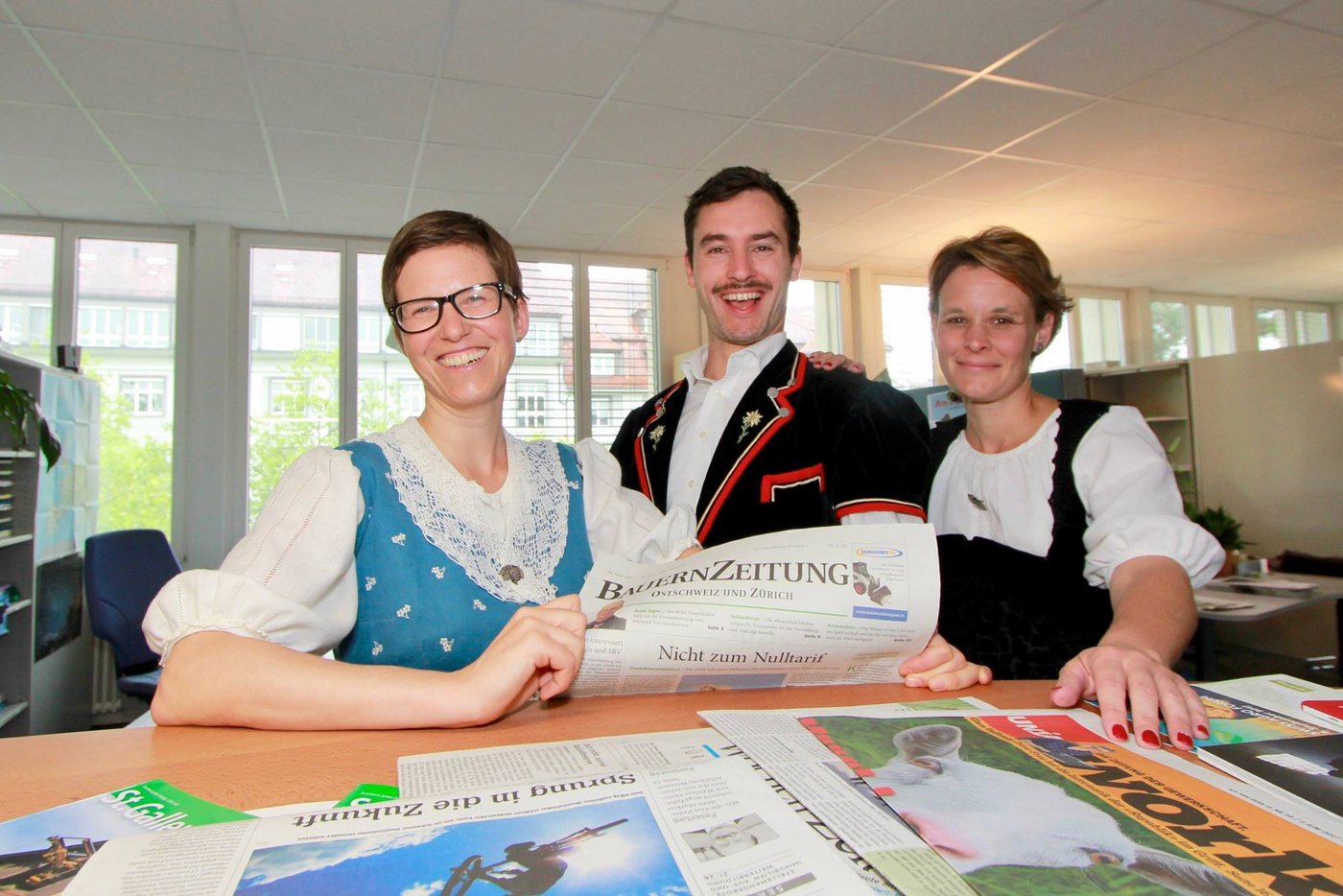 Esther Thalmann (l.), Redaktorin Landleben, glaubte schon früh an das Potential vom Tag der Tracht. (Bild Jürg Vollmer)
