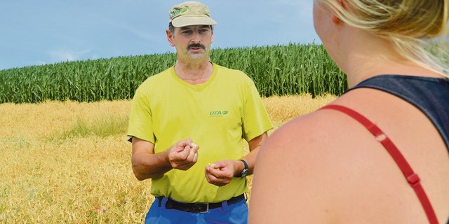 Der Aufklärungsbedarf der Konsumenten ist nach wie vor gross. Gespräche am Feldrand bieten eine gute Gelegenheit, die Arbeit der Landwirtschaft näherzubringen. (Bild Deborah Rentsch)