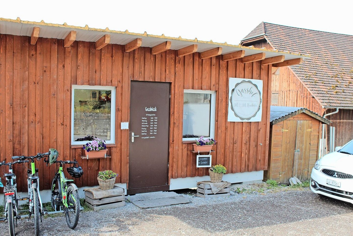 Der heutige Hofladen; nebenan steht das kleine Gasshüsli, wo alles begann.