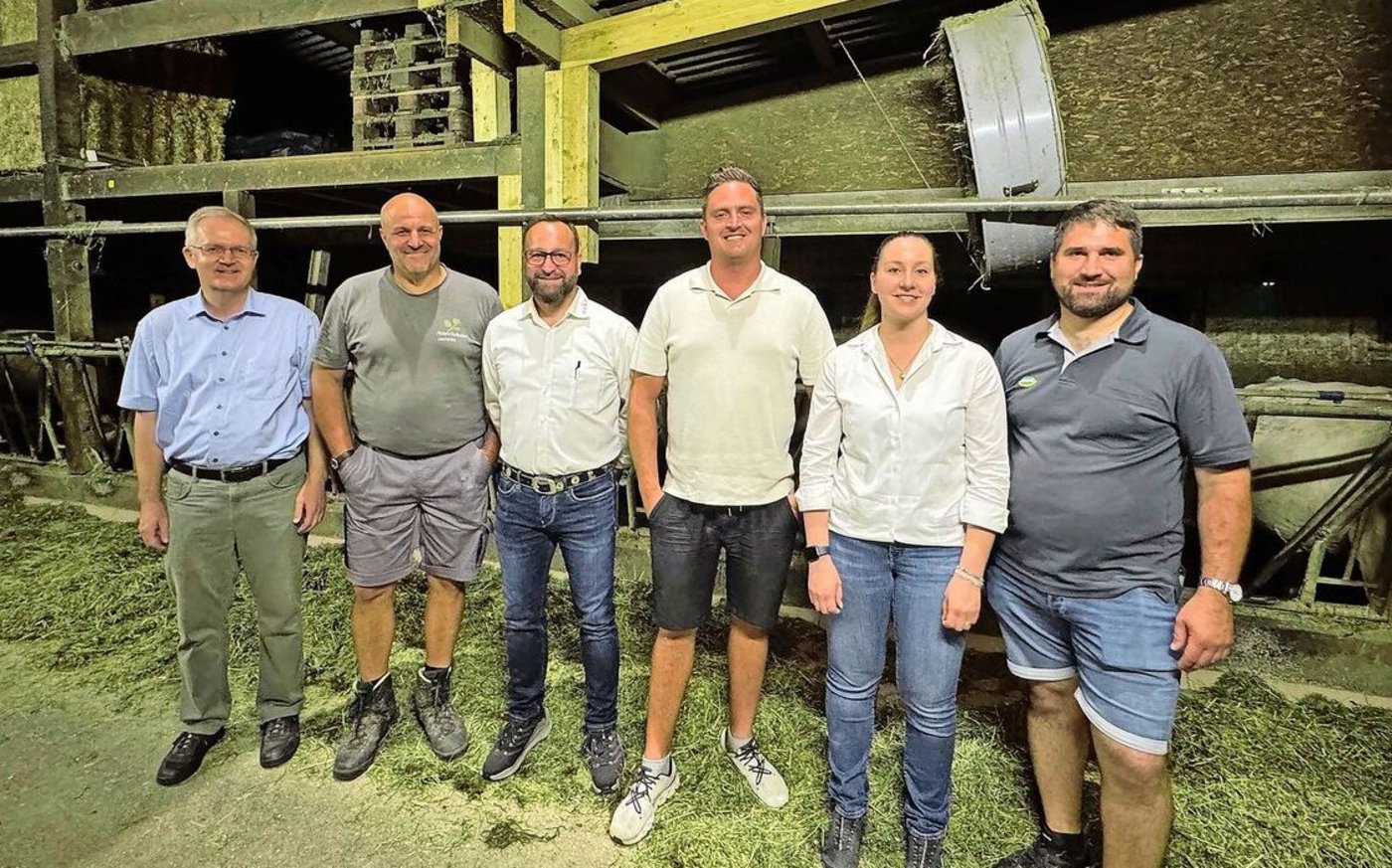 Die Referenten vom Silohöck. Urs Alder (2. v. l) baute zusammen mit Daniel Gerber (4. v. l.) den Betonsilo auf Alders Betrieb.
