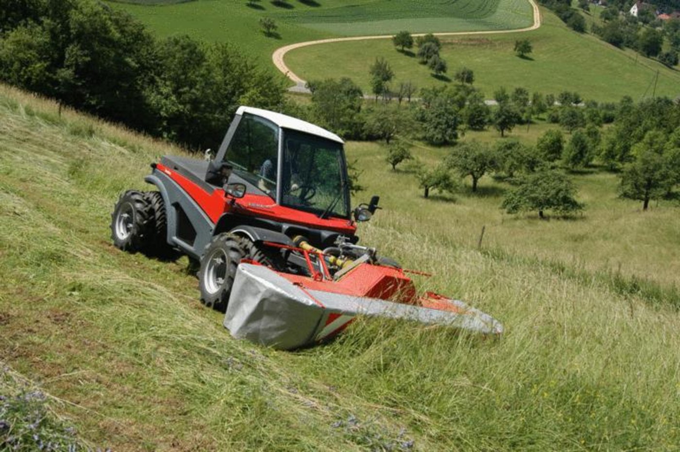 Je nach Hanglage muss die geeignete Mechanisierung eingesetzt werden. (Bild BUL)