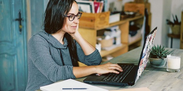 Im Homeoffice tätig zu sein, kann Bäuerinnen den Wiedereinstieg vereinfachen. Doch auch hier ist wichtig, sich gut abzugrenzen und mit dem Partner abzusprechen, wer für welche Haus- und Betreuungsarbeit Verantwortung übernimmt.