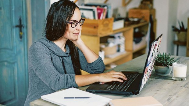 Im Homeoffice tätig zu sein, kann Bäuerinnen den Wiedereinstieg vereinfachen. Doch auch hier ist wichtig, sich gut abzugrenzen und mit dem Partner abzusprechen, wer für welche Haus- und Betreuungsarbeit Verantwortung übernimmt.