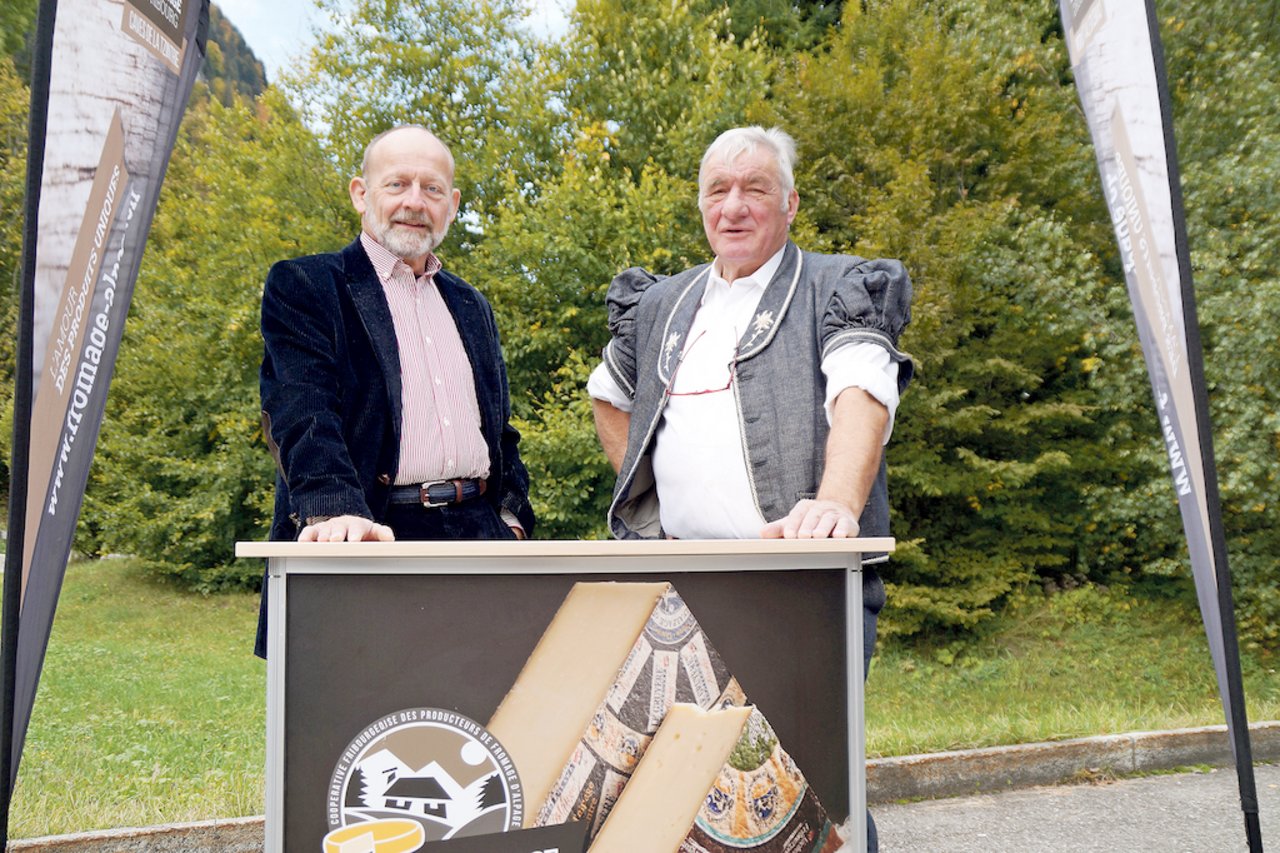 Alt-Nationalrat Dominique de Buman (links) hat das Präsidium der Freiburgischen Genossenschaft der Alpkäseproduzenten von René Kolly übernommen. (Bild Josef Jungo)