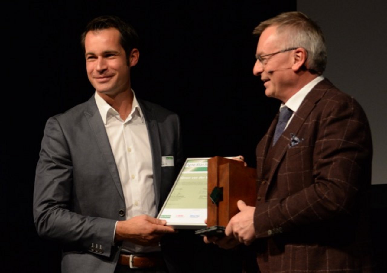 Simon van der Veer nimmt den Agro-Star Suisse von Jury-Präsident Urs Fueglistaller entgegen. (Bild Hansjürg Jäger)