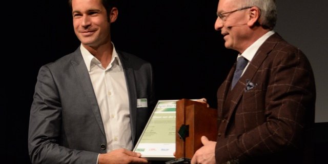 Simon van der Veer nimmt den Agro-Star Suisse von Jury-Präsident Urs Fueglistaller entgegen. (Bild Hansjürg Jäger)