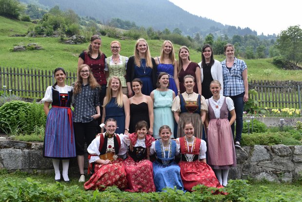 Die Abschlussklasse im Garten der Bergheimatschule Gurtnellen. (Bilder lae)