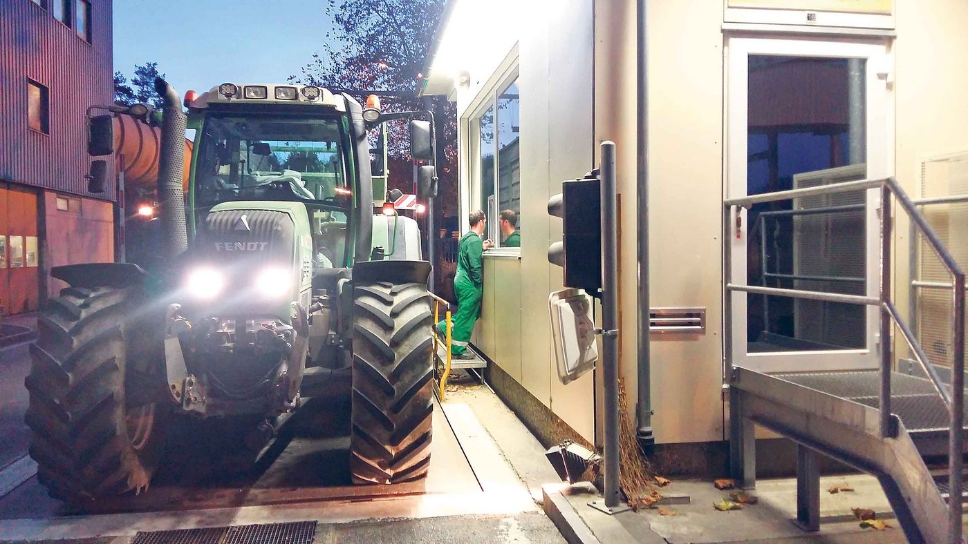 Der Fendt und die Anhänger stehen auf der Waage vor der Zuckerfabrik in Aarberg. Bei der Ausfahrt wiegt der Zug fast 40 Tonnen. Daniel Siegenthaler hat eine verantwortungsvolle Aufgabe. Die ist ihm sehr bewusst, wie alles, was er tut.