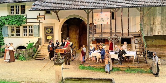 Die Wirtsleute Steffen und Eisi feiern 20 Jahre «Gnepfi» mit einem grossen Fest. Hier sitzen sie in ihrer neuen Kutsche probe. 