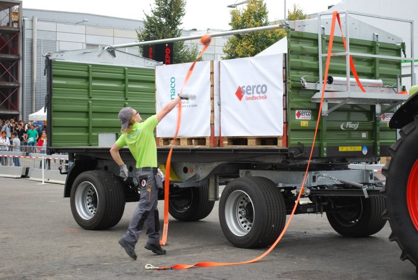 Und hopp! Daniel Hasler sichert die Ladung. 