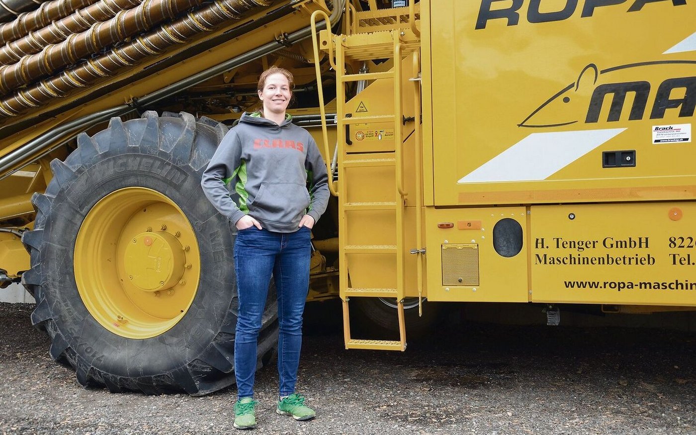 Die 1,82 Meter grosse Doppelbürgerin Alexandra Lehmann neben einer Ropa-Rübenmaus, einer riesigen landwirtschaftlichen Spezialmaschine für die Zuckerrübenernte.