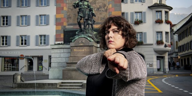 Patti Basler kann Ereignisse unglaublich schnell zusammenfassen. Diese gibt sie dann als «schnellste Protokollantin der Schweiz» direkt auf der Bühne wieder. (Bild www.geriborn.ch / Geri Born)