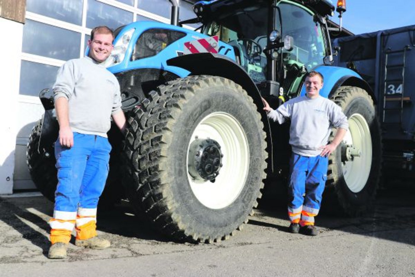 Thomas und Adrian Haller vom Lohnunternehmen Haller, Birrhard, sparen Diesel dank Strassenpneus auf Traktoren, die vorwiegend für den Transport eingesetzt werden. (Bild Ruth Aerni)
