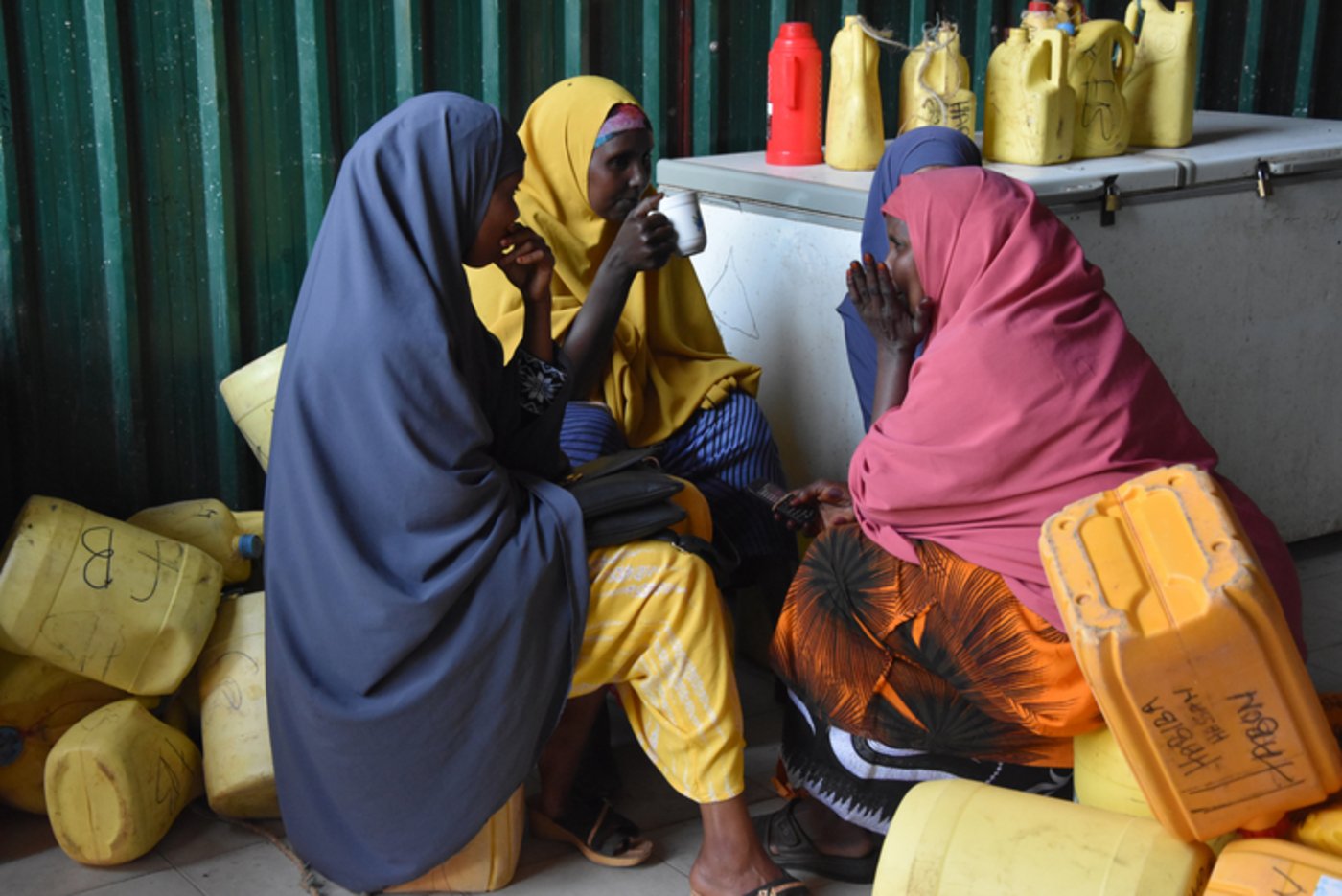 Die in der Molkerei ankommende Milch wird in einen Kühltank oder andere Container umgeschüttet.