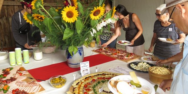 Der traditionelle Brunch ist beliebt und bringt Bauer und Kunde in Kontakt. Die Gastgeber werden unterstützt. (Bild BauZ) 