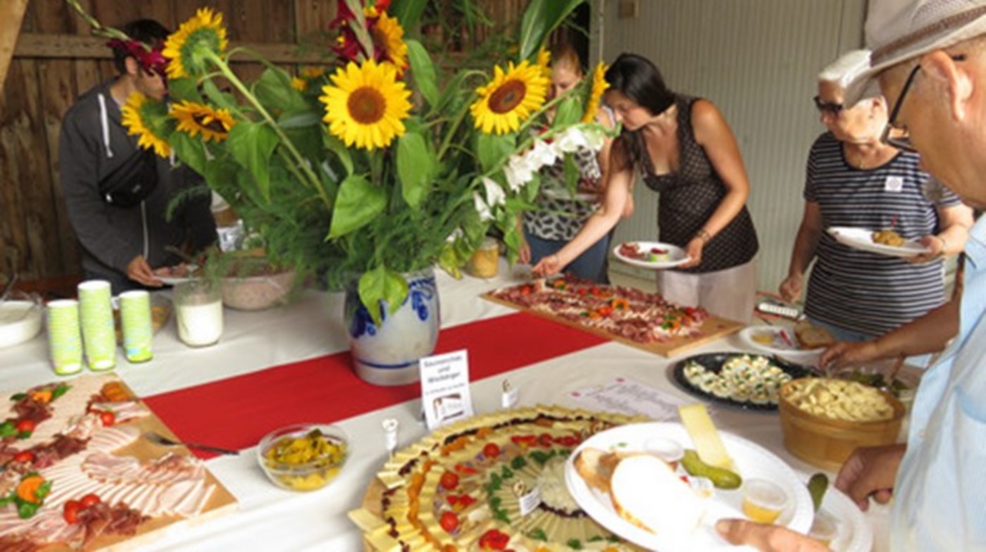 Der traditionelle Brunch ist beliebt und bringt Bauer und Kunde in Kontakt. Die Gastgeber werden unterstützt. (Bild BauZ) 