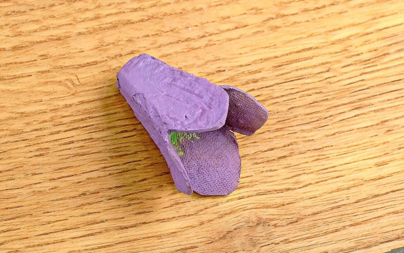 Die Hutkrempe geformt und das Hütchen bemalt.