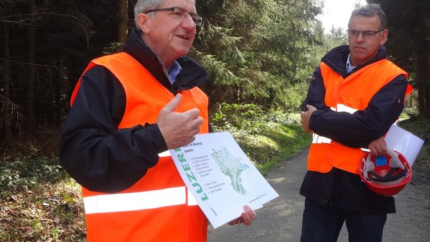 Regierungsrat Robert Küng (links) und Lawa-Chef Christoph Böbner im Sedelwald. (Bild js)