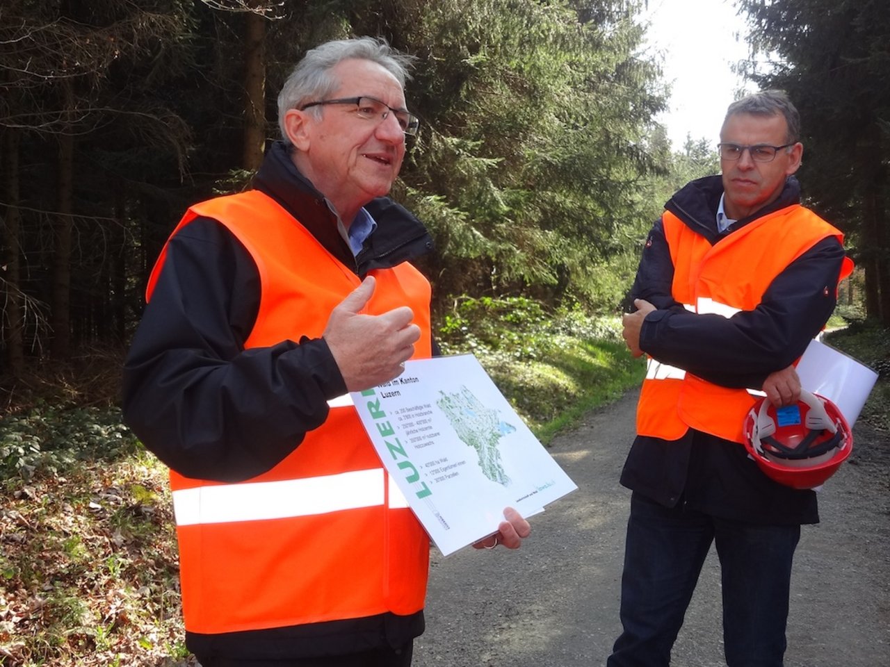 Regierungsrat Robert Küng (links) und Lawa-Chef Christoph Böbner im Sedelwald. (Bild js)