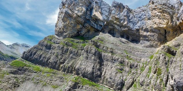 Schafe sind vielfach im unwegsamem und steilem Gelände unterwegs. Entsprechend anspruchsvoll sind die Herdenschutzmassnahmen in solchen Gebieten.