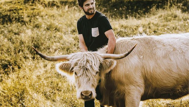 Die weisse Highland Cattle Kuh Barbara hat Jürg Adanks Herz auf Anhieb erobert. (Bild zVg)