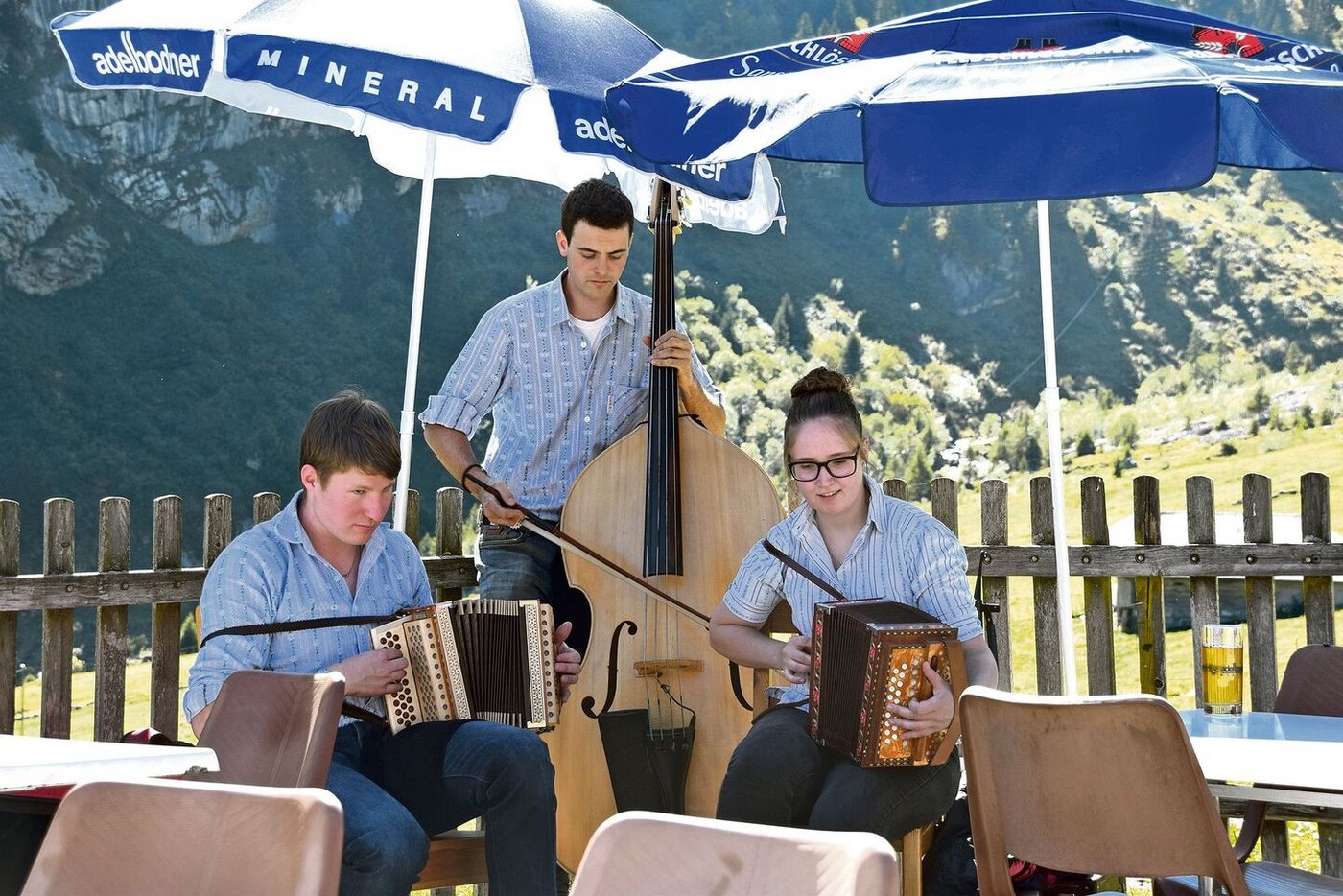 Umrahmt wurde die Aufrichte und Einweihung mit schöner Örgelimusik. Der Anlass fand im Restaurant Lohner bei der Familie Künzi statt.  