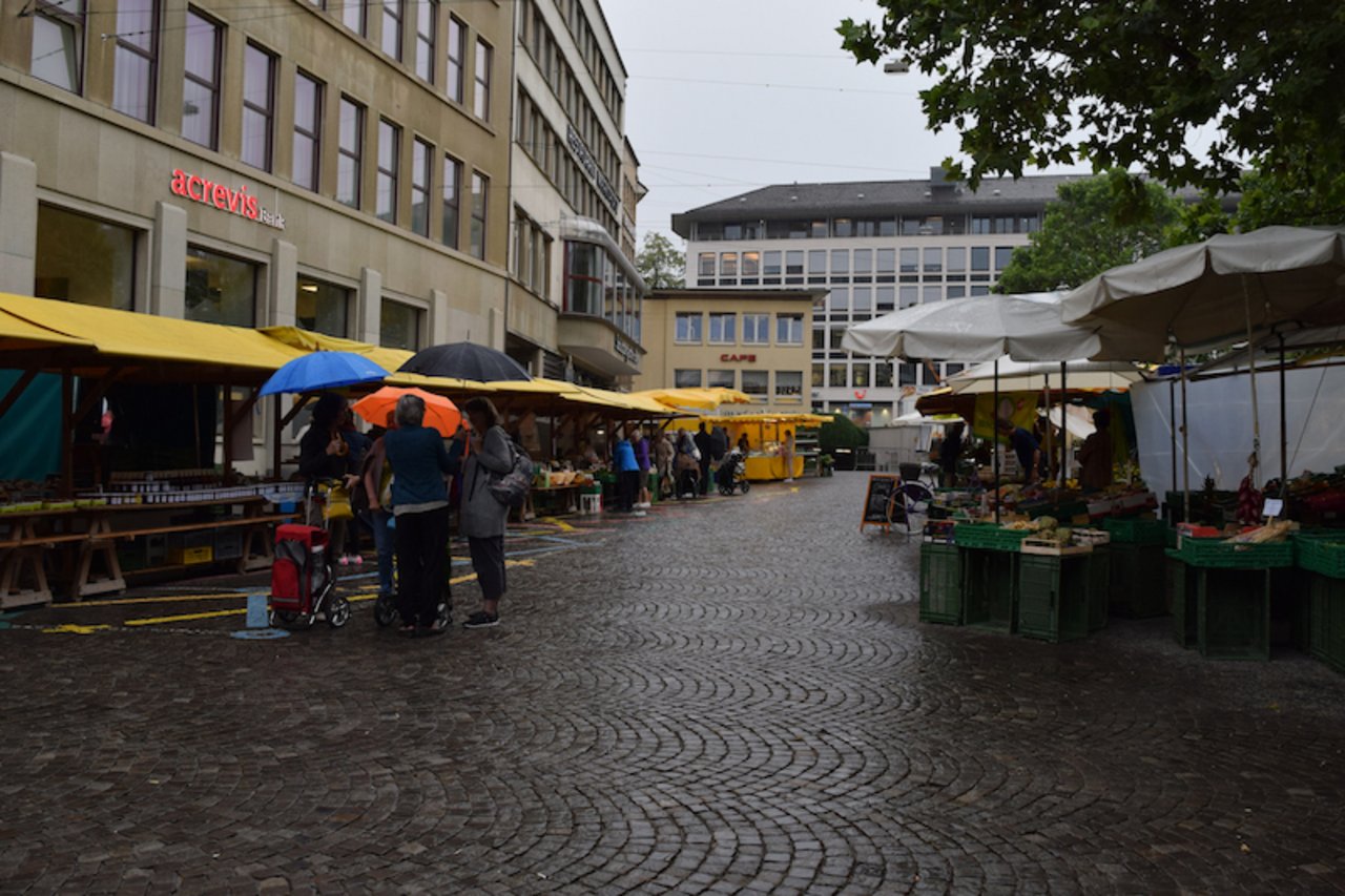 Der St. Galler Bauernmarkt ist auch bei schlechtem Wetter ein Ort der Begegnung und des Austausches.