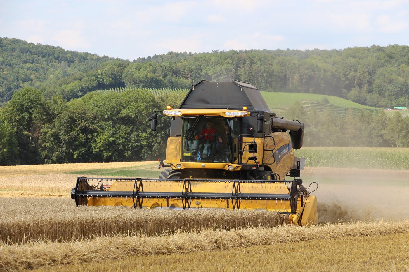 Durch die überbetriebliche Zusammenarbeit kann in Maschinen und Technik gemeinschaftlich investiert werden. Dies funktioniert z. B. durch jährliche Abrechnung. (Bild BauZ)