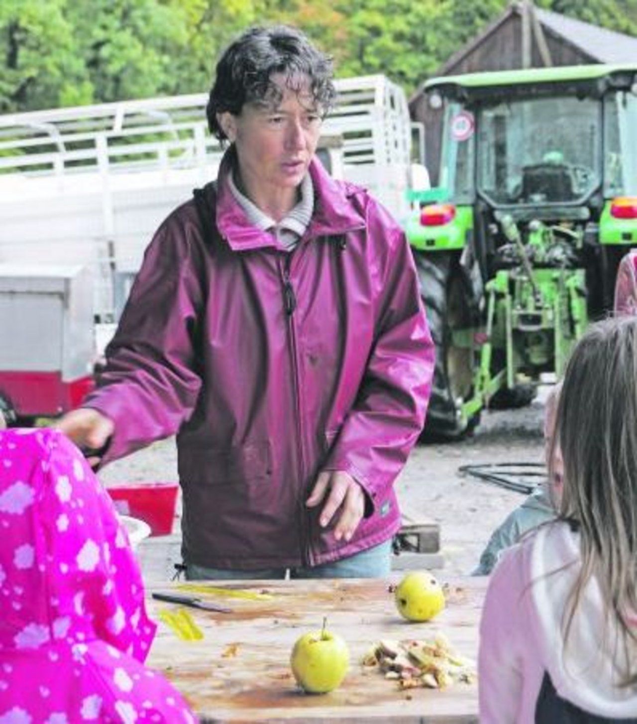 Rund 30 bis 40 Schulklassen begrüsst Rosmarie Nussbaum auf dem Gefellerhof im Jahr. Zurzeit stehen gerade der Apfel und das Mosten auf dem Programm. (Bild Deborah Rentsch)