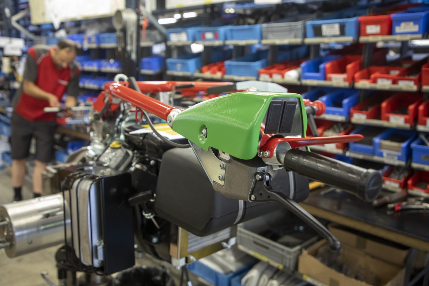 In der Werkstatt von Rapid wird ein Motormäher zusammengesetzt.