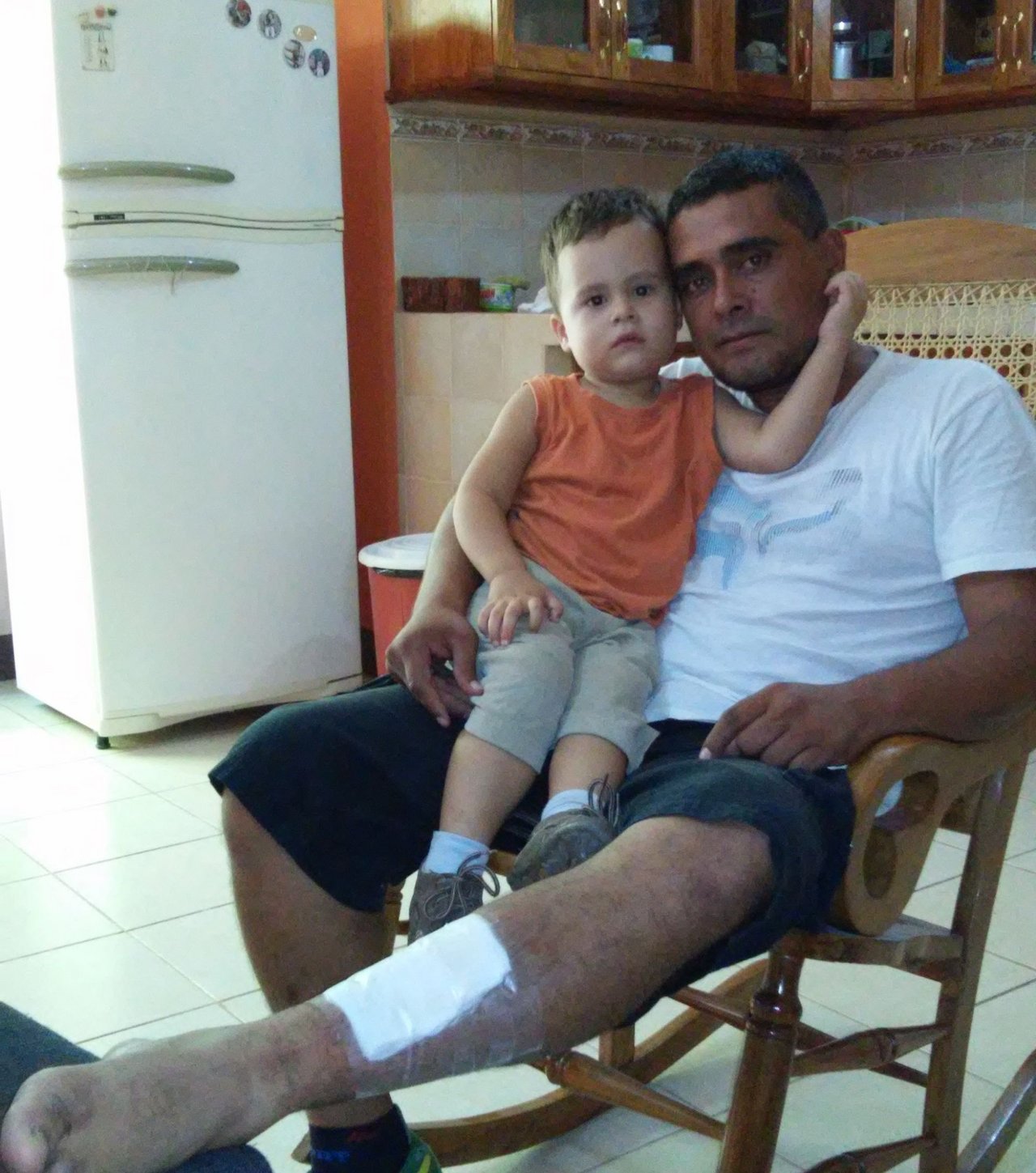 Mirka Lötschers Ehemann Jaime mit Sohn Dario. Jaime hat sich bei einem Motorradunfall am Bein verletzt. (Bild Mirka Lötscher)