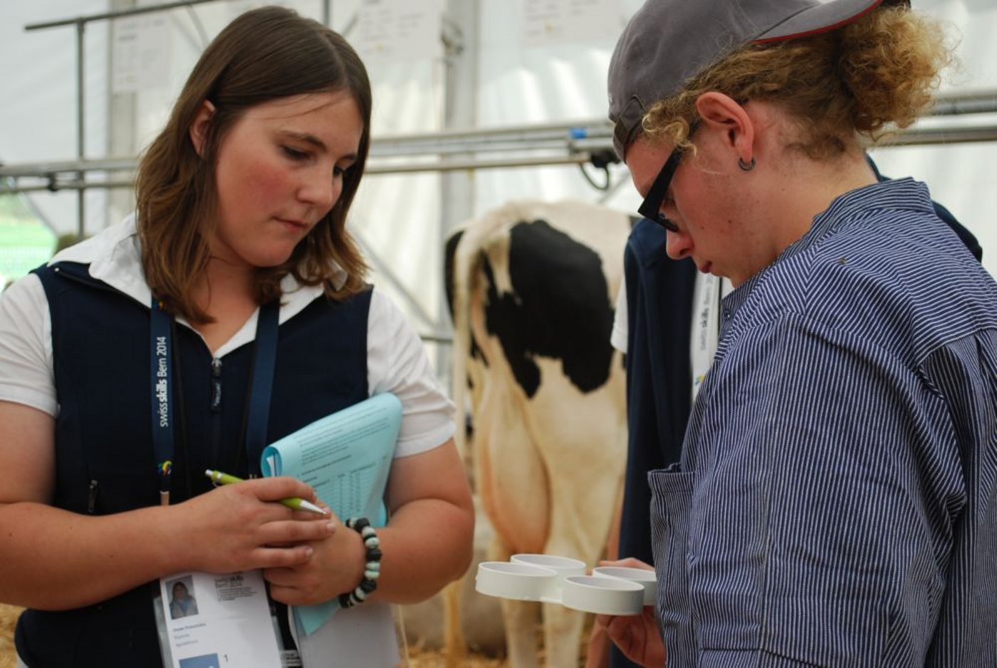 Die Kandidaten müssen einen Schalmtest machen. Die Expertin schaut genau hin. 