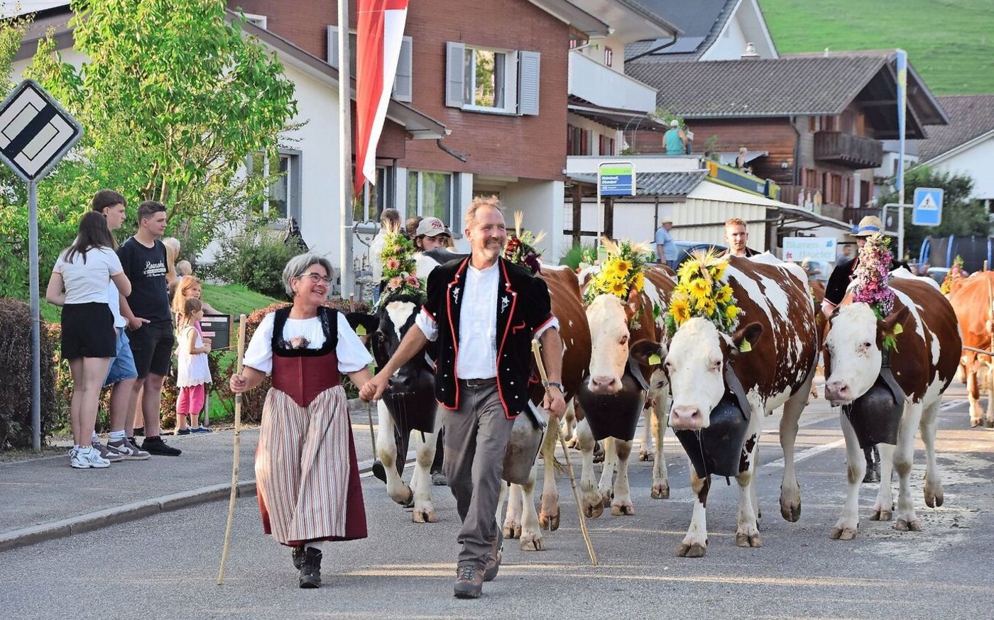 Susanne und Urs Bernhard marschieren mit ihrer Kuhherde vorneweg. Rund 20 Kühe haben sie für die Alpabfahrt herausgeputzt. 