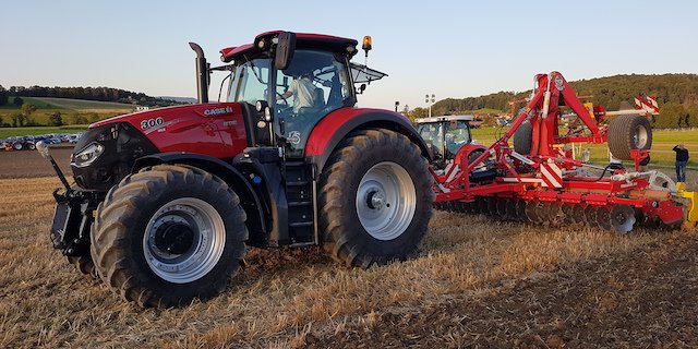 An der Pöttinger-Bodenbearbeitungs-Vorführung konnten sich die Besucherinnen und Besucher über verschiedene Geräte der Bodenbearbeitung schlau machen. (Bild Beat Schmid)