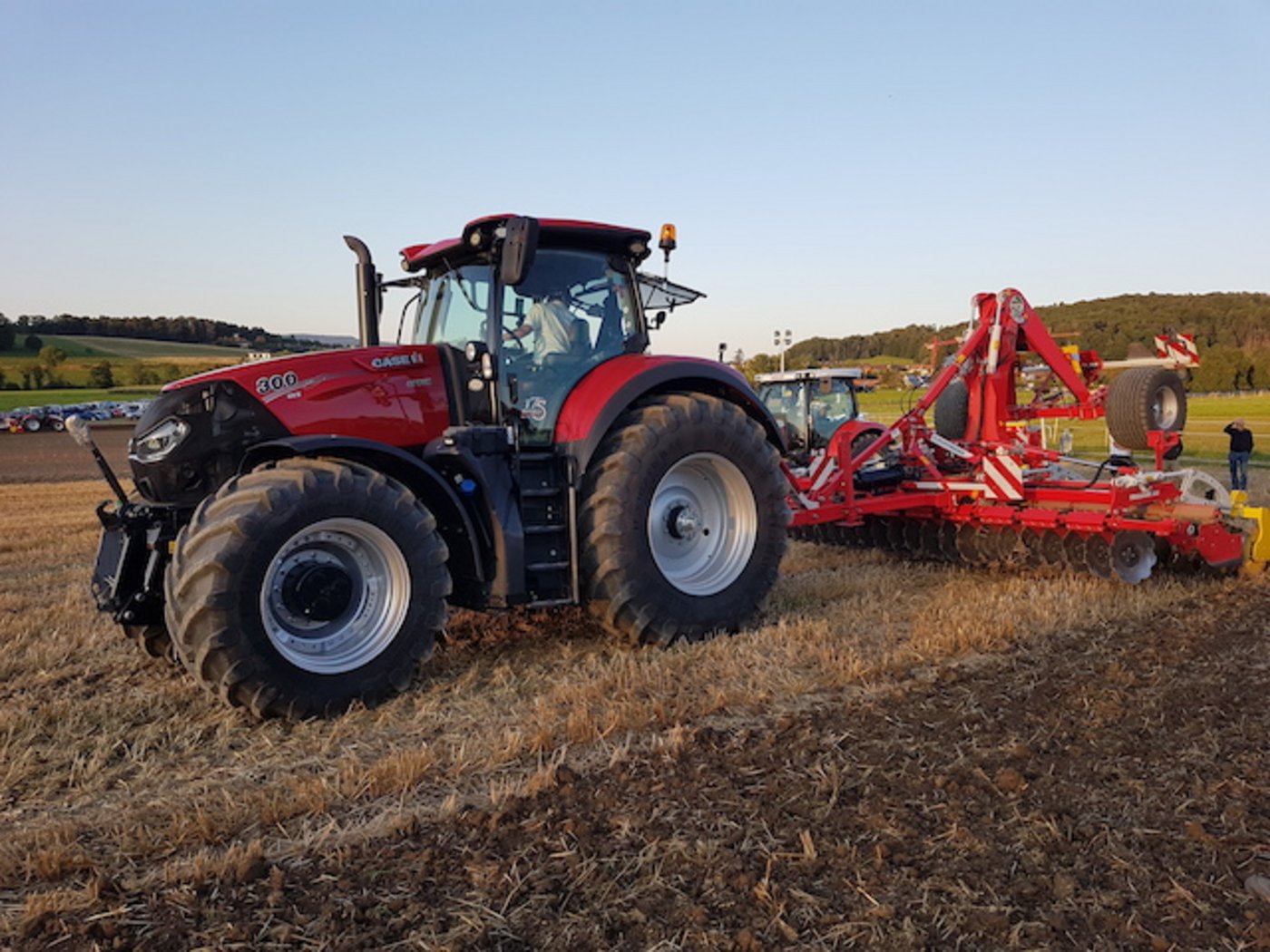 An der Pöttinger-Bodenbearbeitungs-Vorführung konnten sich die Besucherinnen und Besucher über verschiedene Geräte der Bodenbearbeitung schlau machen. (Bild Beat Schmid)
