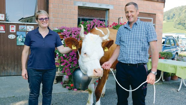 Helen und Werner Singer von der «Bachtele» sind stolz auf ihre Simmentaler-Reinzucht-Kühe, besonders auf Bettina. Und auch sie wird auf den Schauplatz geführt. (Bild Benildis Bentolila)