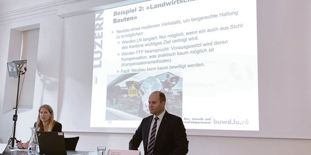 Regierungsrat Fabian Peter und Juristin Dagmar Jans erläutern die negativen Konsequenzen der Kulturlandinitiativen, auch für die Landwirtschaft. (Bild Josef Scherer)