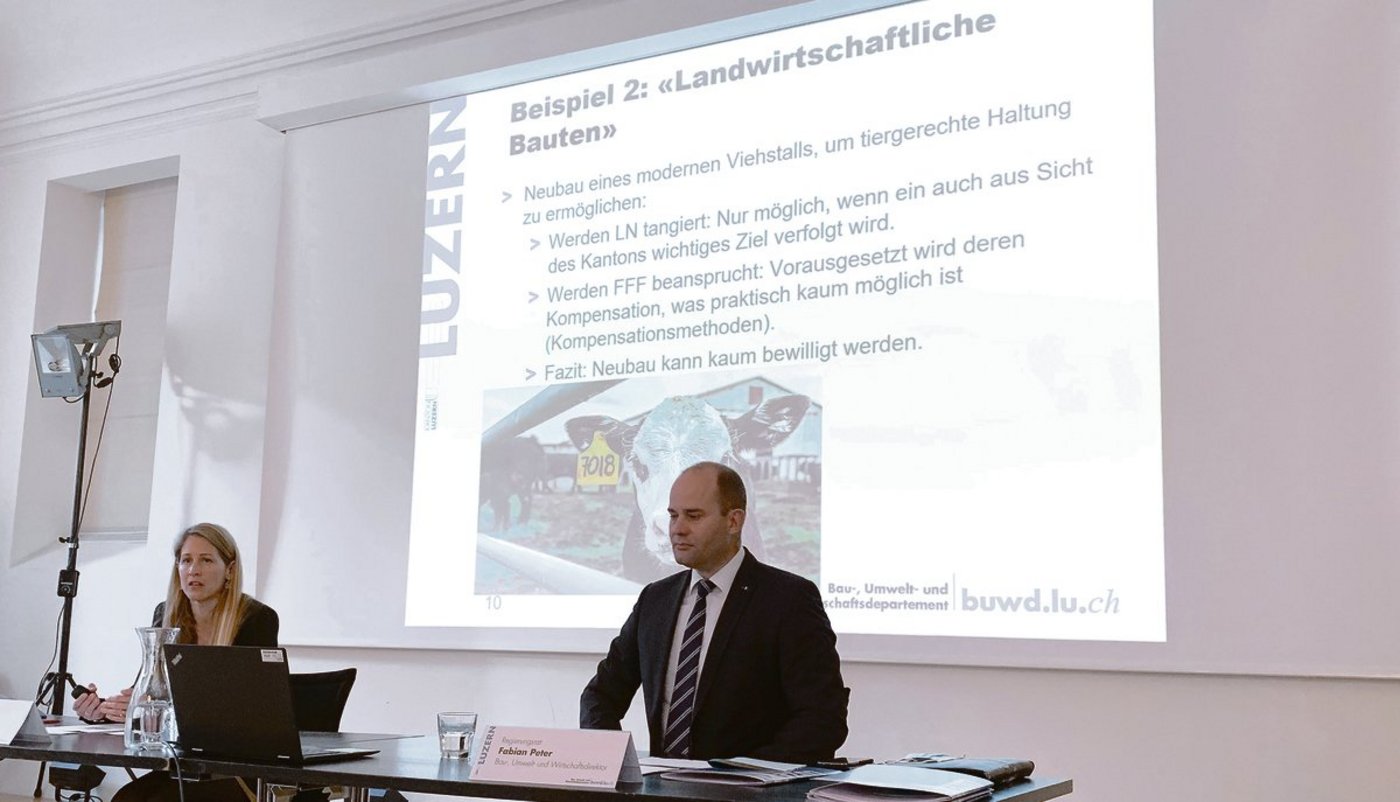 Regierungsrat Fabian Peter und Juristin Dagmar Jans erläutern die negativen Konsequenzen der Kulturlandinitiativen, auch für die Landwirtschaft. (Bild Josef Scherer)