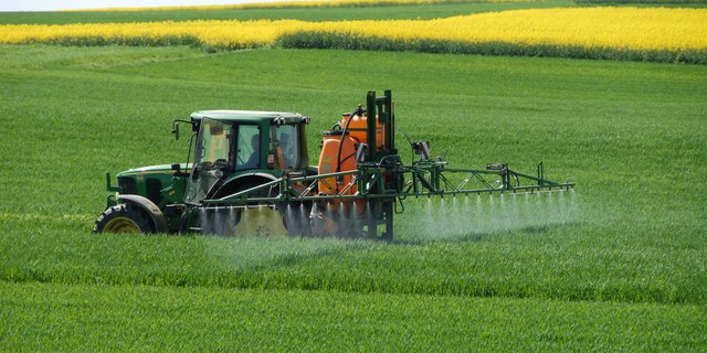 Die Gesamtverkaufsmenge an Pflanzenschutzmitteln ist bereits im vierten Jahr in Folge rückläufig. (Bild BauZ)