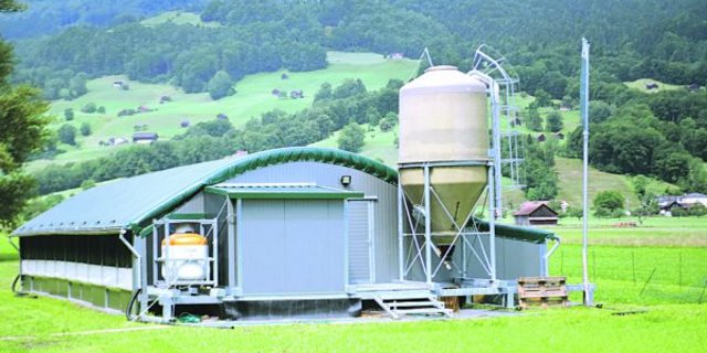 Dieser mobile Hühnerstall mitsamt der Infrastruktur steht auf Kufen und kann nach einem Umschlag mit dem Traktor verschoben werden. 