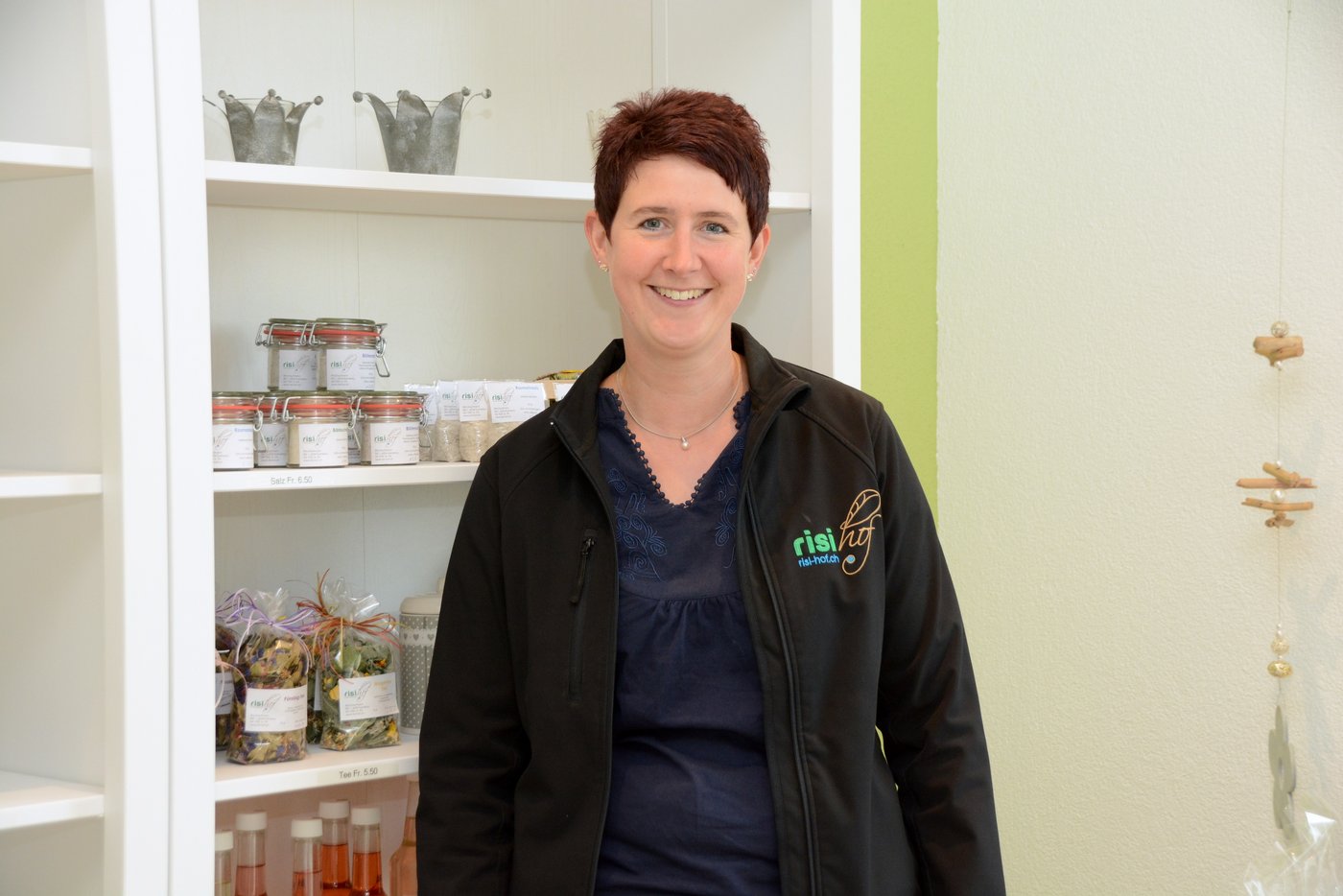 Der Hofladen auf dem Risi-Hof ist liebevoll eingerichtet und bietet auch Verpflegungsmöglichkeiten.