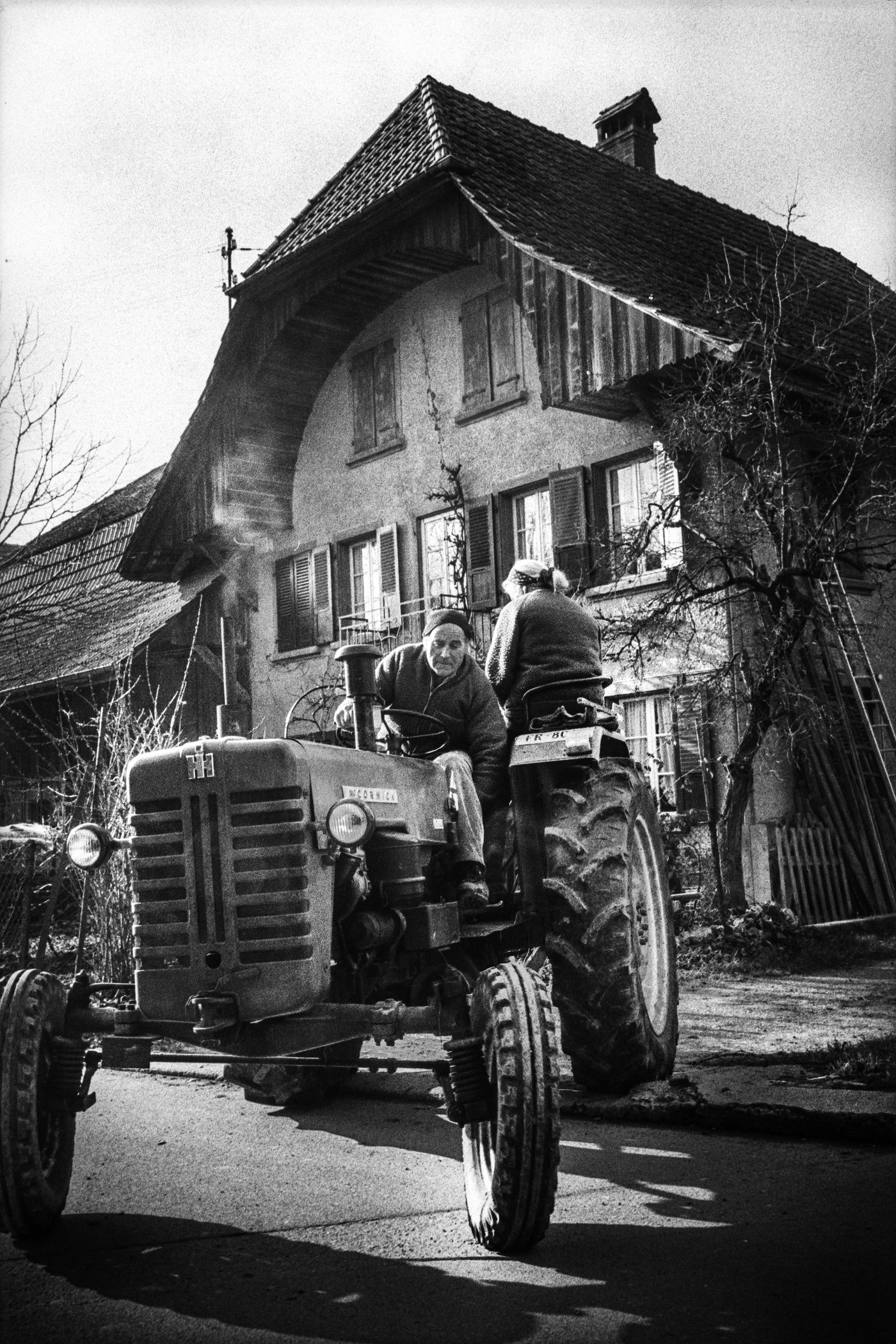 Unterwegs in den Wald mit dem Oldtimer, einem McCormick D-436 mit Baujahr 1957. (Bild Tomas Wüthrich)