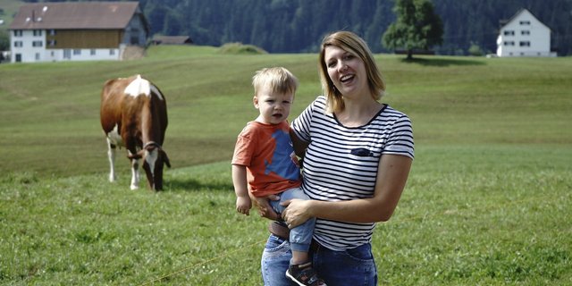 Anna Dittli mit Sohn Roman auf dem Landwirtschaftsbetrieb. Dort packt sie an, wenn Hilfe gefragt ist. (Bild ji/lid)